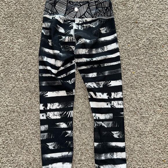 Lululemon Wunder Under Crop II Shady Palms Black White Stripe Banana Leaf sz 2 - Picture 4 of 4